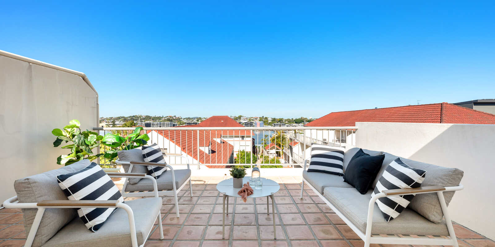 24/17 Whyenbah Street Hamilton